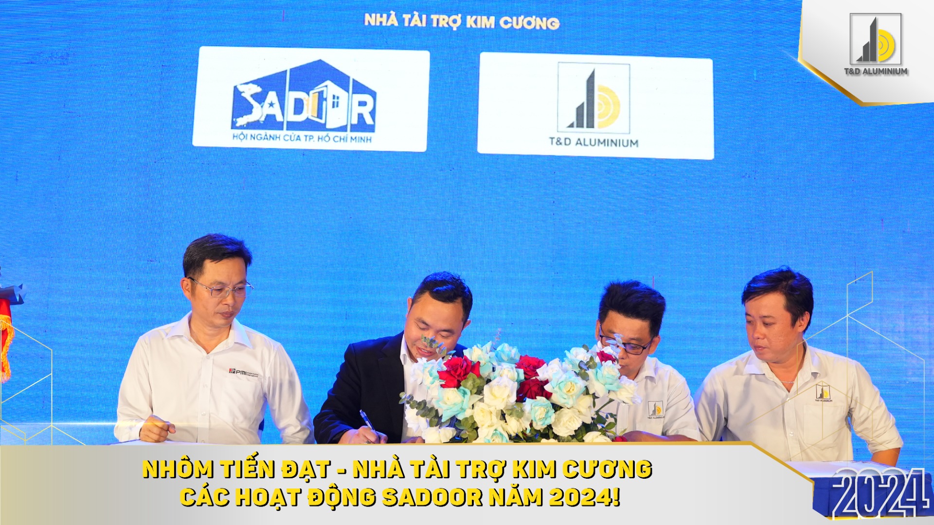 Đại diện Hội Ngành Cửa SADOOR và Công ty TNHH Nhôm Tiến Đạt (TDA)  ký kết hợp tác tài trợ SADOOR 2024