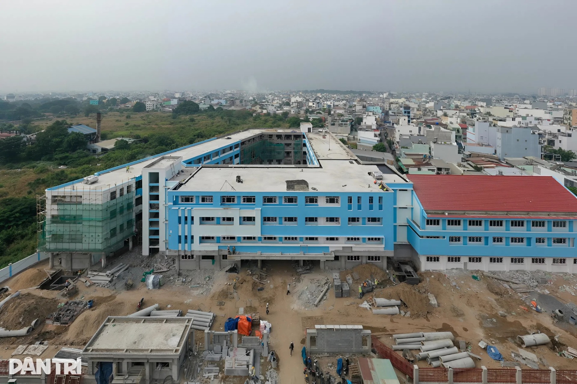 Thông tin tổng quan dự án Trường Tiểu học Trần Đại Nghĩa  Dự án được quy hoạch và đầu tư bài bản nhằm đáp ứng nhu cầu học tập ngày càng tăng tại khu vực đông dân cư.  Thông tin chính:  Quy mô: 1 trệt, 3 lầu  Số phòng học: 30 phòng học  Diện tích mỗi phòng: khoảng 52 m²/phòng  Hạng mục chức năng: phòng bộ môn, khu hành chính, sân chơi rộng rãi  Tổng vốn đầu tư: gần 1.500 tỷ đồng  Chủ đầu tư: Ban Quản lý Dự án đầu tư xây dựng khu vực quận Bình Tân  Nguồn vốn: Ngân sách TP.HCM  ? Công trình đáp ứng đầy đủ quy chuẩn phòng học, tạo môi trường học tập và sinh hoạt an toàn, hiện đại cho học sinh.