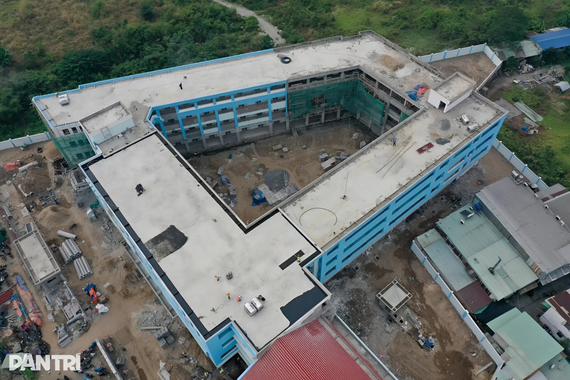 Dự án trọng điểm góp phần phát triển hạ tầng giáo dục  Trường Tiểu học Trần Đại Nghĩa được xem là dự án giáo dục trọng điểm của khu vực, mang ý nghĩa:  Giảm tải tình trạng quá tải trường lớp  Phục vụ nhu cầu học tập của khu dân cư đông đúc  Góp phần chỉnh trang đô thị sau quá trình di dời nghĩa trang Bình Hưng Hòa  Thể hiện cam kết của chính quyền TP.HCM trong phát triển giáo dục bền vững  Khu đất từng là nghĩa trang lớn nhất TP.HCM, hình thành từ năm 1975, nay đang “hồi sinh” với hình ảnh một ngôi trường khang trang – biểu tượng cho tri thức và tương lai mới.