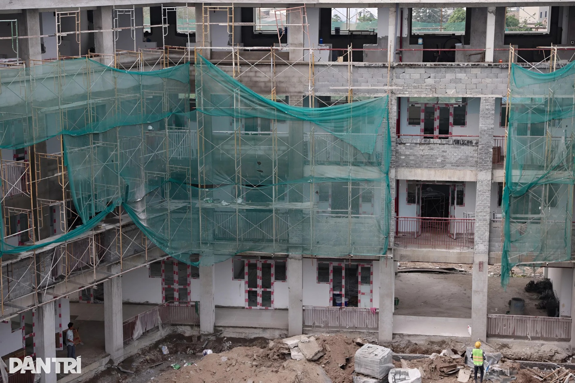 Tiến độ thi công & các hạng mục hoàn thiện  Hiện nay, công trình đang bước vào giai đoạn hoàn thiện với nhiều hạng mục được triển khai đồng bộ:  Sơn hoàn thiện các khối nhà  Lát gạch hành lang, khu vực chung  Thi công hệ thống chiếu sáng, quạt trần  Hoàn thiện hạ tầng kỹ thuật và công trình phụ trợ  Xây dựng hệ thống thoát nước khu vực sân trường  Khoảng 150 công nhân đang làm việc liên tục trên công trường, trong đó một số hạng mục được tăng cường thi công ban đêm để đảm bảo tiến độ tổng thể.