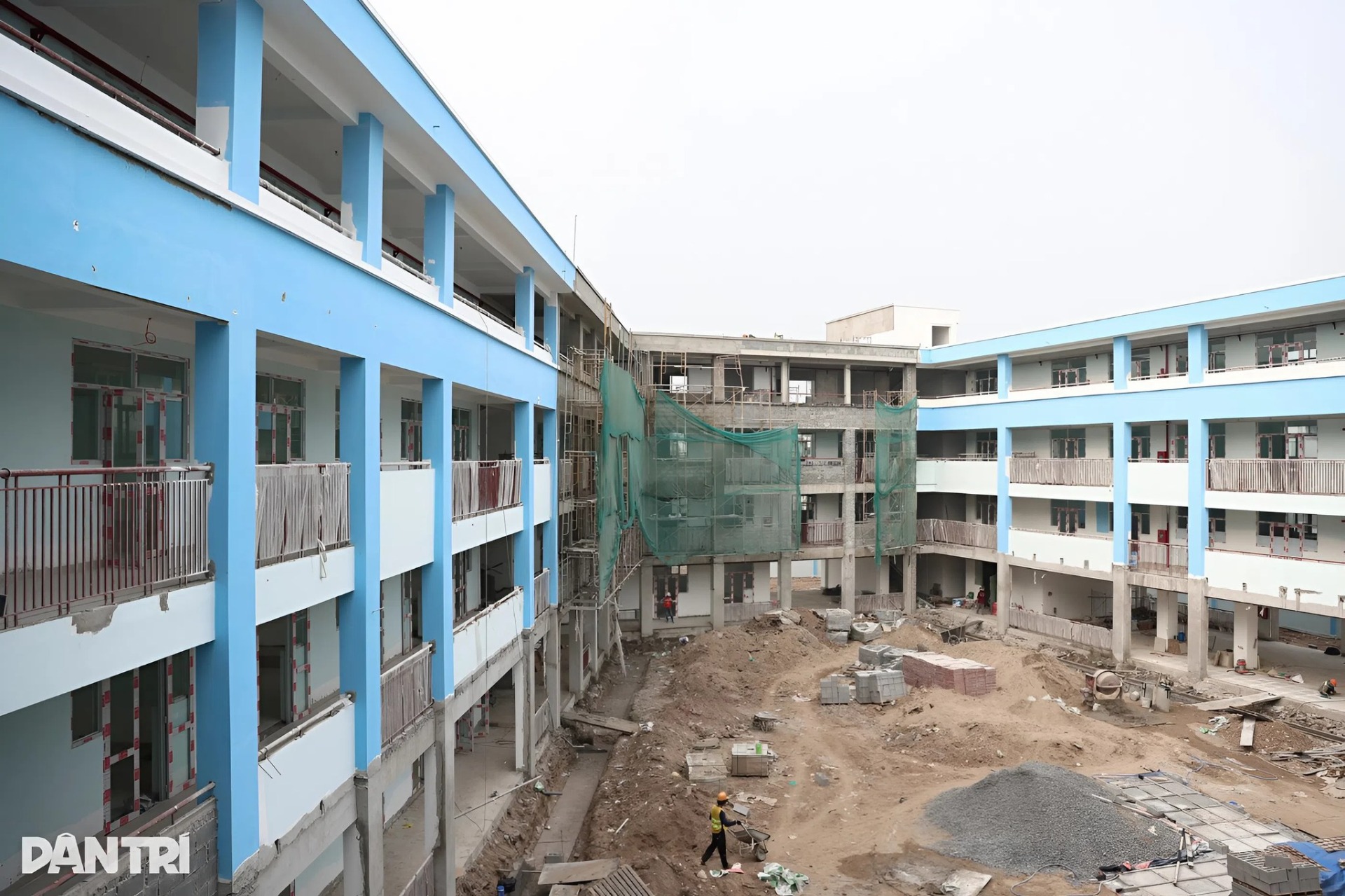 Nhôm Tiến Đạt trong các công trình giáo dục & hạ tầng Trong dự án Trường Tiểu học Trần Đại Nghĩa, Nhôm Tiến Đạt cung cấp thanh nhôm định hình chất lượng cao, đáp ứng các yêu cầu khắt khe của công trình công cộng: Độ bền và độ ổn định cao Phù hợp cho môi trường sử dụng lâu dài Đáp ứng tiêu chuẩn xây dựng và an toàn Đồng bộ với thiết kế kiến trúc hiện đại Với thế mạnh sản xuất nhôm định hình cho xây dựng & công nghiệp, Nhôm Tiến Đạt tiếp tục khẳng định uy tín trong các dự án quy mô lớn.